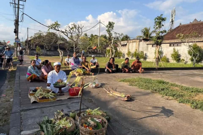 Buang Sampah Sembarangan Di Kemenuh, Di Denda 100 Kg Beras Dan Upacara Pecaruan 1