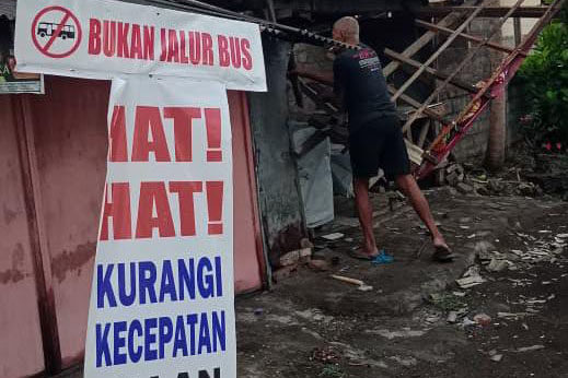 Bus Besar Masuk Gang di Gilimanuk, Warung Warga Roboh Tertabrak