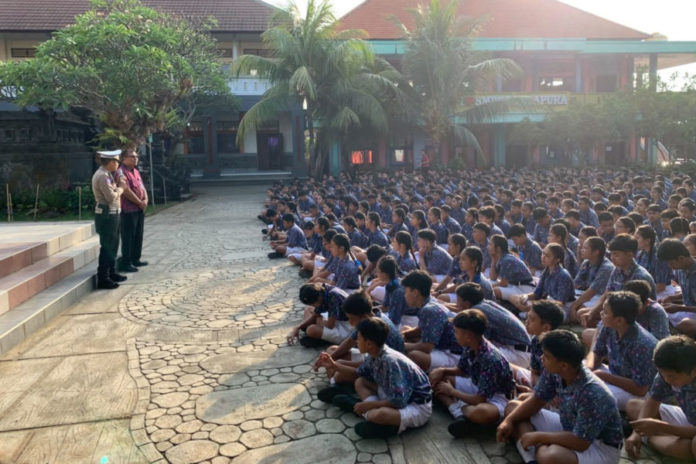 Cegah Lakalantas, Polres Karangasem Sosialisasikan Keselamatan Berlalu Lintas Di SMPN 2 Amlapura 1