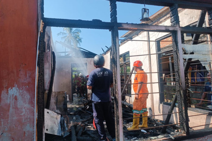 Diduga Dipicu Korsleting, Rumah Di Padang Bulia Terbakar 1
