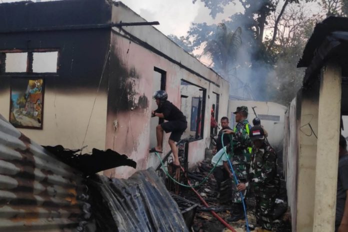 Diduga Gegara Bakar Sampah, Rumah Pensiunan Guru Di Ambengan Terbakar 1