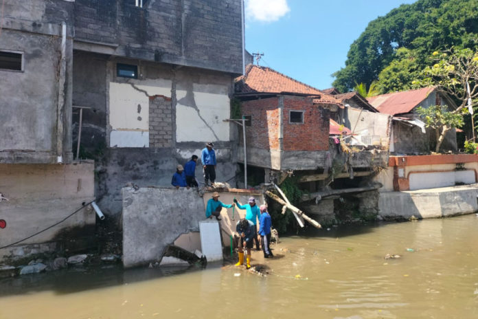 Dinas PUPR Denpasar Bersihkan Puing Bangunan Jebol Di Sempadan Tukad Badung 1