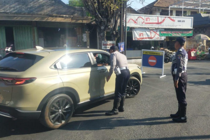 Dishub Buleleng Alihkan Arus Lalu Lintas Selama Pengaspalan Jalan Pattimura 1