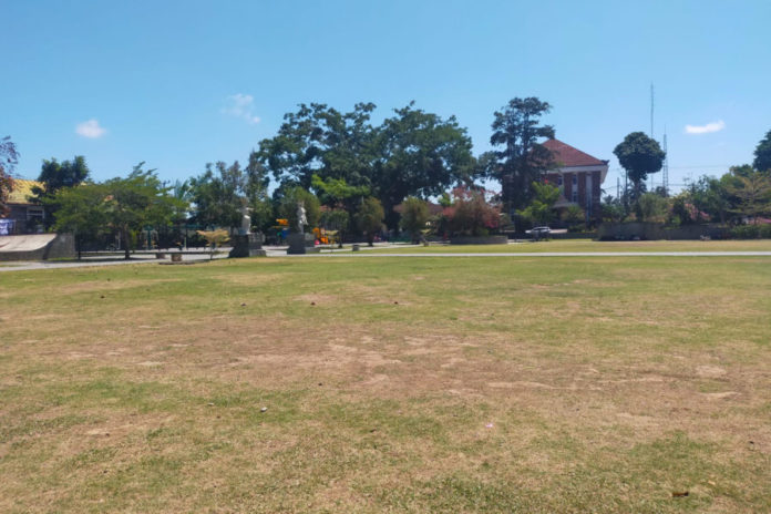 DLH Larang Aktivitas Olahraga Di Atas Rumput Alun Alun Bangli 1