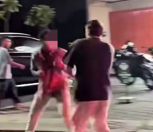 Dua Kelompok WNA Berkelahi di Jalan Pantai Berawa, Videonya Viral