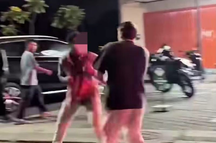 Dua Kelompok WNA Berkelahi Di Jalan Pantai Berawa, Videonya Viral 1