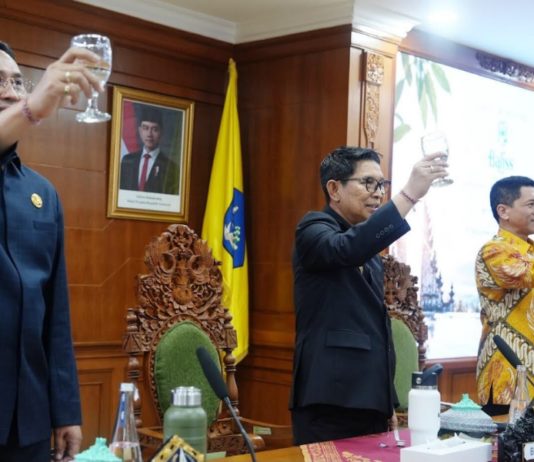 Gandeng ITS Surabaya, Pemkab Badung Rilis AMDK Botol Kaca Baliss Ramah Lingkungan