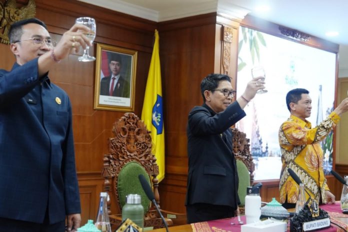 Gandeng ITS Surabaya, Pemkab Badung Rilis AMDK Botol Kaca Baliss Ramah Lingkungan 1