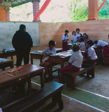 Gedung Sekolah Direvitalisasi, Siswa SDN 2 Tembuku Belajar di Balai Desa