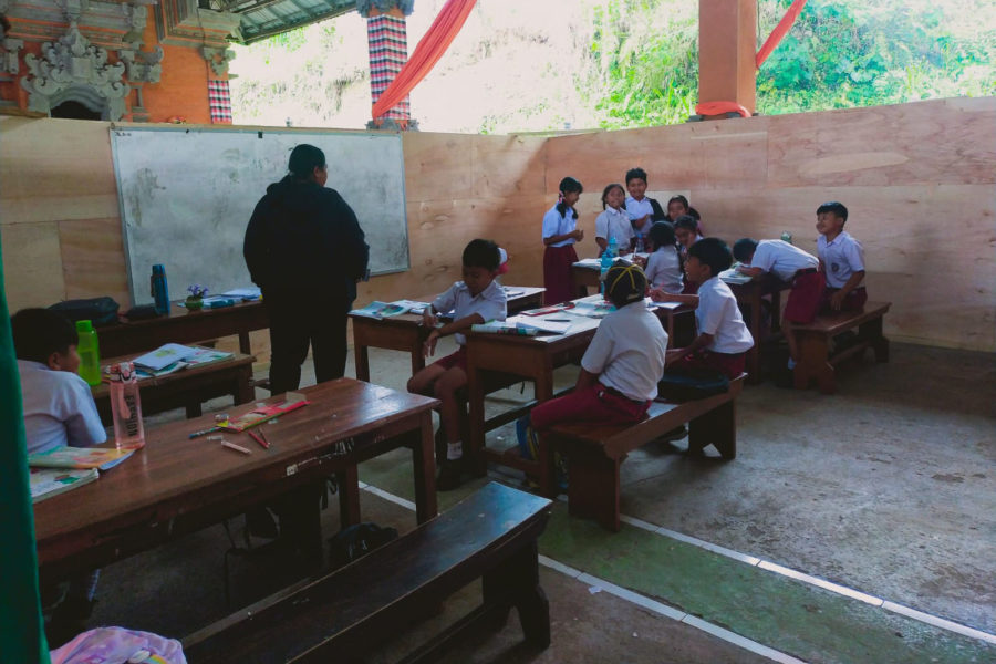 Gedung Sekolah Direvitalisasi, Siswa SDN 2 Tembuku Belajar di Balai Desa
