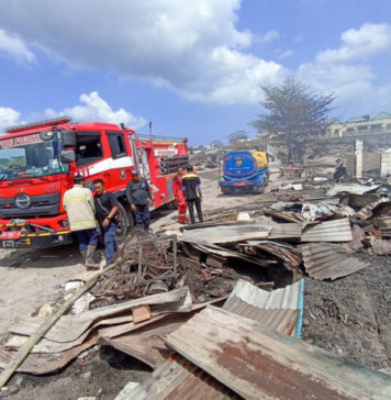 Hari Ke-4 Kebakaran di Jalan Nakula, Damkar Denpasar Masih Lakukan Pendinginan