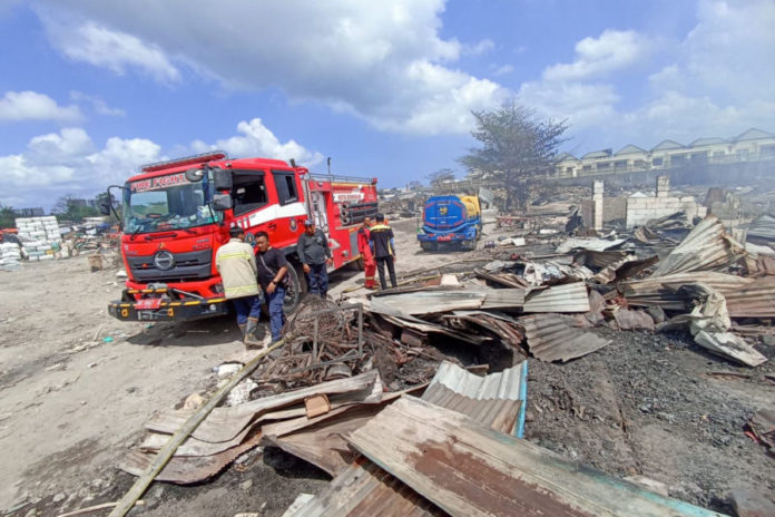 Hari Ke 4 Kebakaran Di Jalan Nakula, Damkar Denpasar Masih Lakukan Pendinginan 1