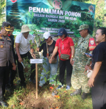Jaga Telaga Tunjung Tetap Hijau, Kodim Tabanan Gandeng Masyarakat untuk Tanam Pohon