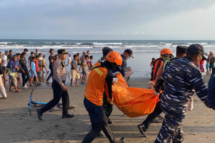 Jasad Pria Ditemukan Di Pantai Air Kuning 1