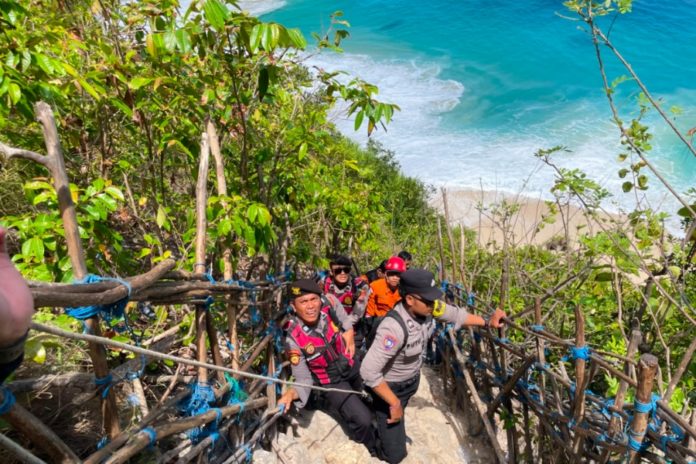 Jatuh Dari Tebing Pantai Kelingking, WN Australia Ditemukan Meninggal 2