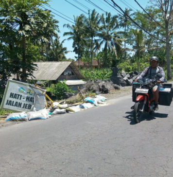 Jebol Berbulan-bulan, Akses Jalan Utama Selat-Rendang Tak Kunjung Diperbaiki