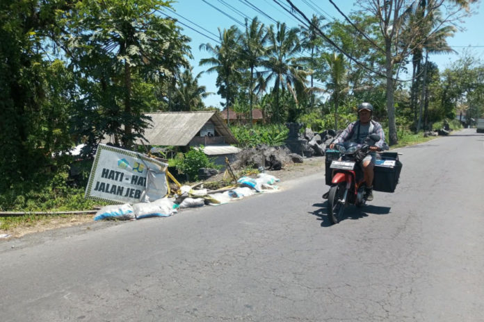 Jebol Berbulan Bulan, Akses Jalan Utama Selat Rendang Tak Kunjung Diperbaiki 1