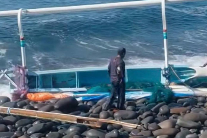 Jukung Terbalik Di Hantam Ombak, Ikan Tangkapan Dan Jaring Hilang 1