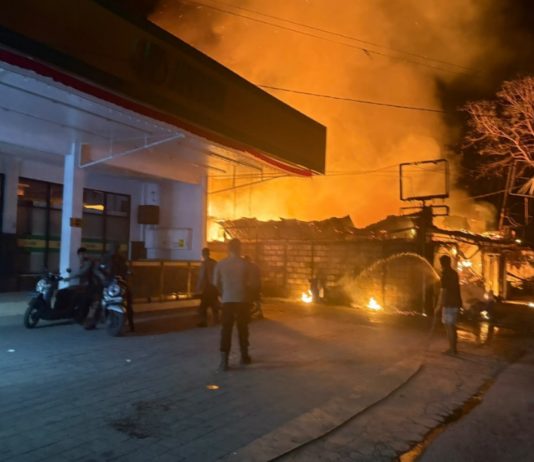 Kebakaran Hebat Hanguskan Cafe dan Cottage di Nusa Penida, Kerugian Capai Miliaran Rupiah