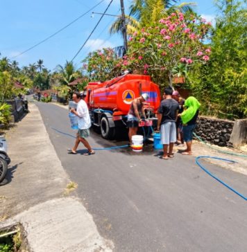 Kemarau Panjang , PDAM dan BPBD Distribusikan Air Bersih ke Selemadeg Barat
