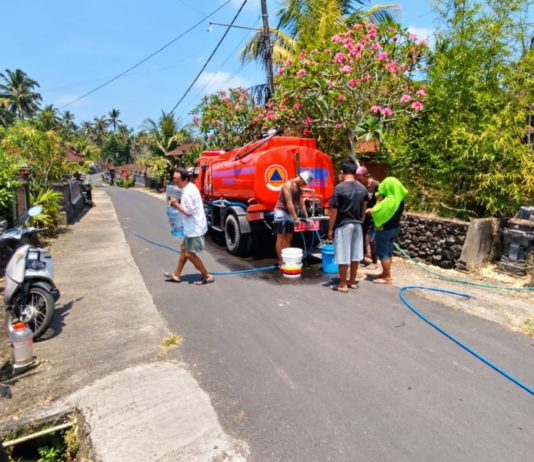 Kemarau Panjang , PDAM dan BPBD Distribusikan Air Bersih ke Selemadeg Barat