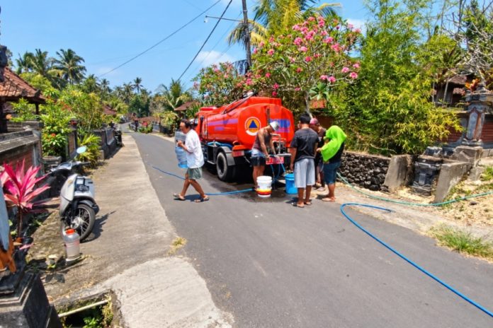 Kemarau Panjang , PDAM Dan BPBD Distribusikan Air Bersih Ke Selemadeg Barat 1