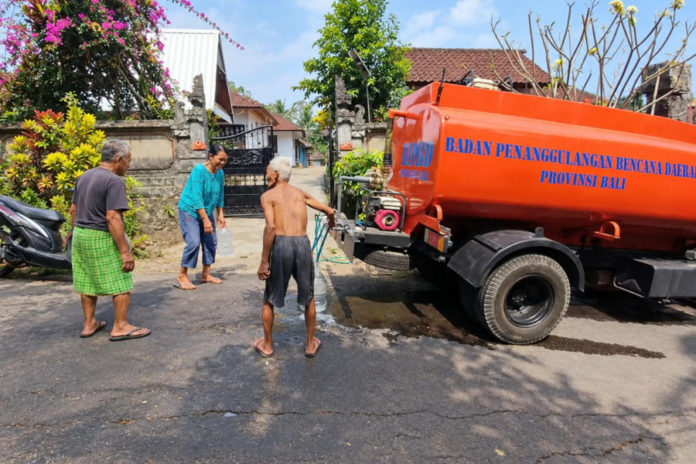 Kemarau, Tiga Banjar Di Antosari Krisis Air Bersih, PDAM Pasok Air Tangki 1