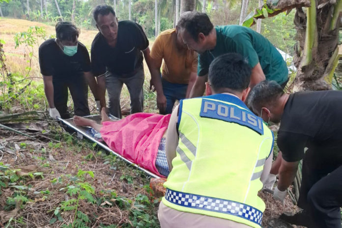 Kontainer Jatuh Ke Sungai Di Jembatan Yehbakung, Polisi Evakuasi Korban 1