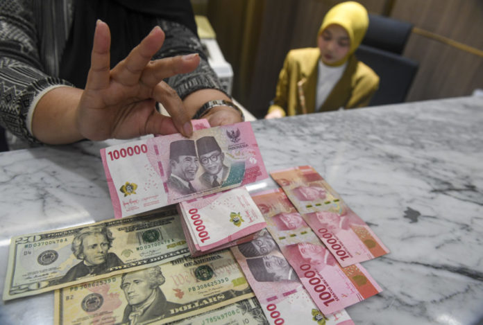 Kurs Rupiah Kembali Melemah, Harga Minyak Dunia Jadi Pemicu 1