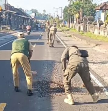 Material Galian C Berceceran di Jalur Rendang, Pengendara Keluhkan Risiko Lakalantas