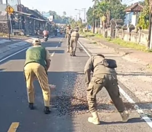 Material Galian C Berceceran di Jalur Rendang, Pengendara Keluhkan Risiko Lakalantas