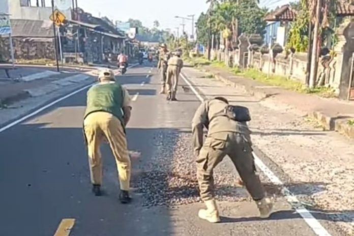 Material Galian C Berceceran Di Jalur Rendang, Pengendara Keluhkan Risiko Lakalantas 1