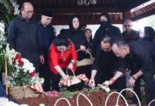 Megawati Antarkan Guruh Soekarnoputra ke Peristirahatan Terakhir