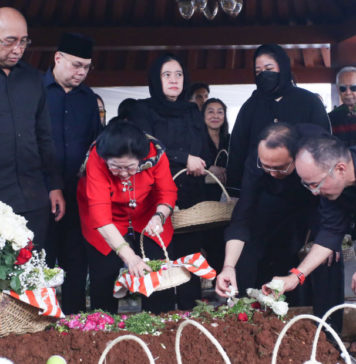Megawati Antarkan Guruh Soekarnoputra ke Peristirahatan Terakhir