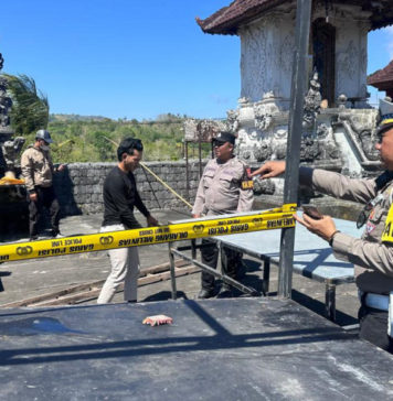 Meru Tumpang Pitu Pura Puseh Batumadeg Terbakar, Warga Terpaksa Robohkan Palinggih