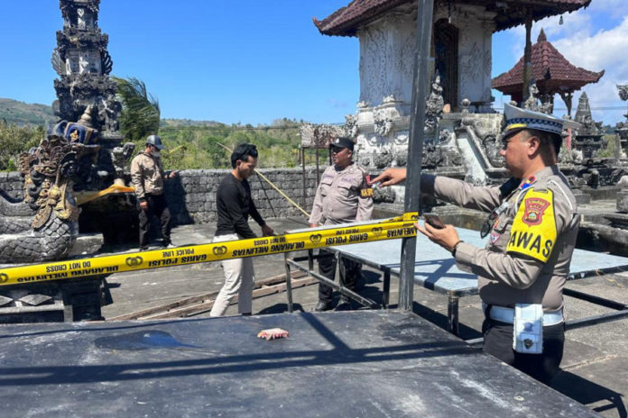 Meru Tumpang Pitu Pura Puseh Batumadeg Terbakar, Warga Terpaksa Robohkan Palinggih 1