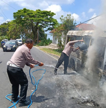 Mobil Elf Terbakar di Baturiti, 18 Penumpang Selamat