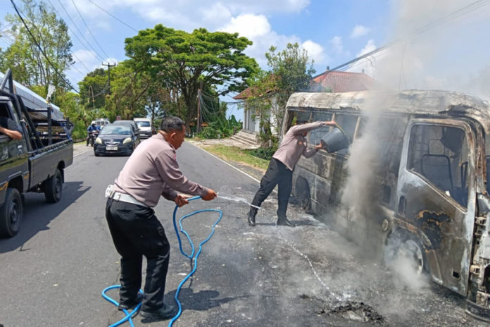 Mobil Elf Terbakar Di Baturiti, 18 Penumpang Selamat 1
