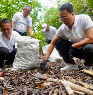 Pantai Telaga Waja Dibersihkan, Ratusan Kilogram Sampah Dipilah