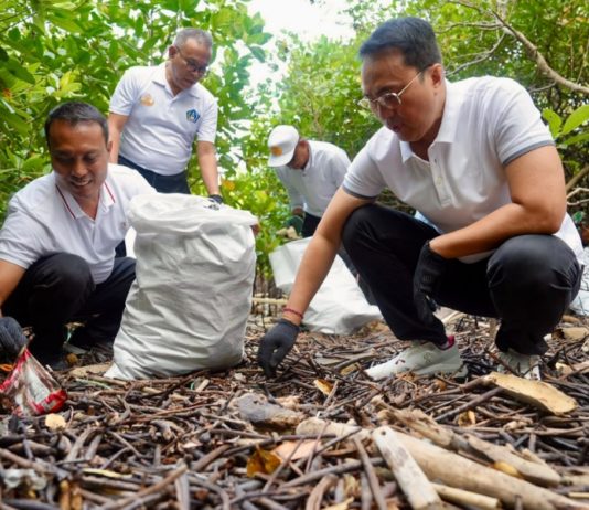 Pantai Telaga Waja Dibersihkan, Ratusan Kilogram Sampah Dipilah