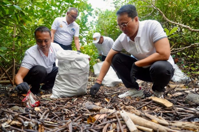 Pantai Telaga Waja Dibersihkan, Ratusan Kilogram Sampah Dipilah 1