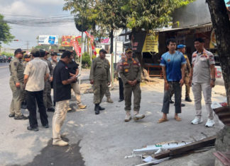 Pemkab Badung Tertibkan Enam Warung Kumuh di Jalan Gatot Subroto Barat
