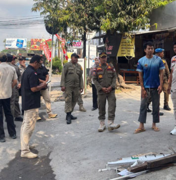 Pemkab Badung Tertibkan Enam Warung Kumuh di Jalan Gatot Subroto Barat