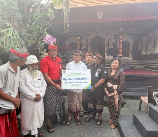 Perlindungan pada Pemuka Agama, Wali Kota Denpasar Serahkan Santunan Rp42 Juta