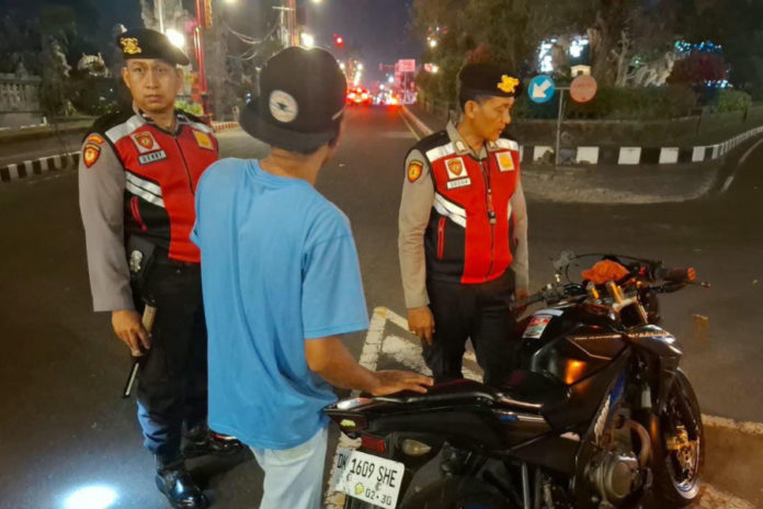 Polres Gianyar Tingkatkan Patroli Malam, Atensi Knalpot Brong Dan Pengendara Tanpa Helm 1