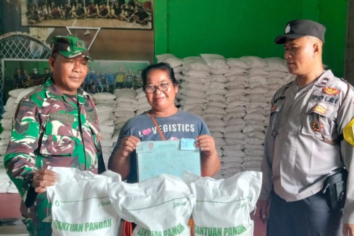 Polsek Blahbatuh Kawal Penyaluran 8,37 Ton Bantuan Pangan Beras Di Desa Belega 1