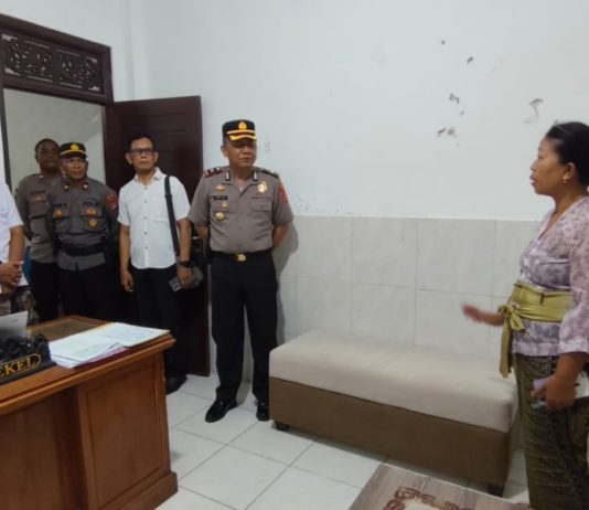 Polsek Gianyar Perketat Pengamanan Logistik Pilkel di Desa Siangan dan Suwat