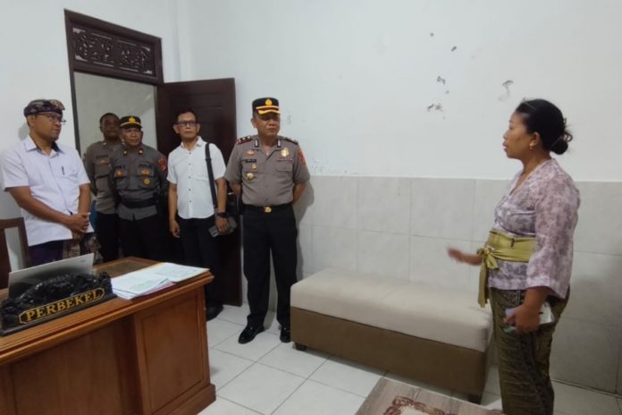 Polsek Gianyar Perketat Pengamanan Logistik Pilkel Di Desa Siangan Dan Suwat 1