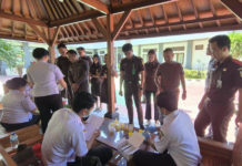 Puluhan Pegawai Kejari Karangasem Jalani Tes Urine