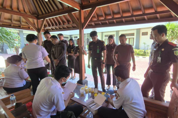 Puluhan Pegawai Kejari Karangasem Jalani Tes Urine 1